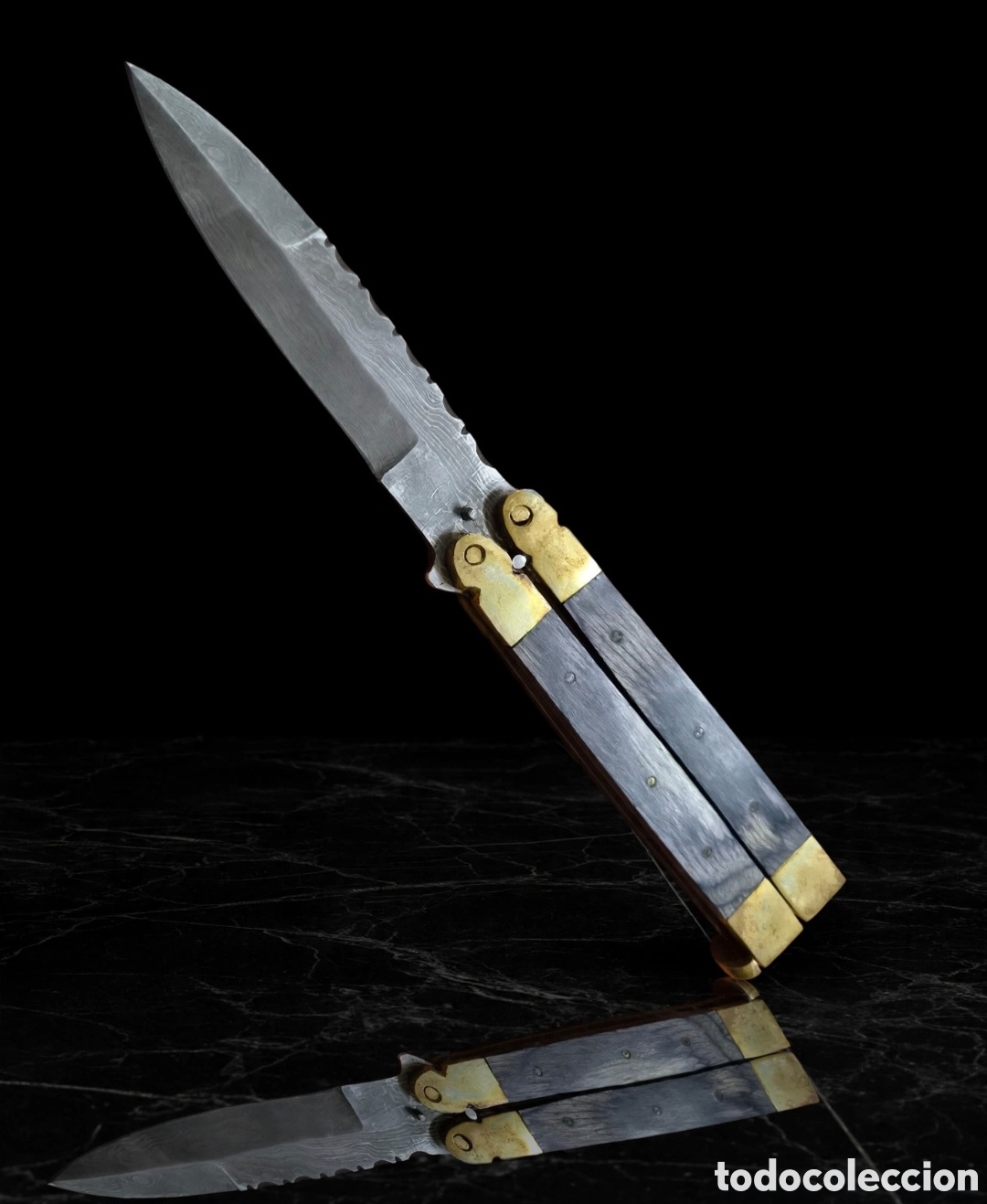 Militaria: Balisong navaja de mariposa en acero de damasco con funda de cuero
