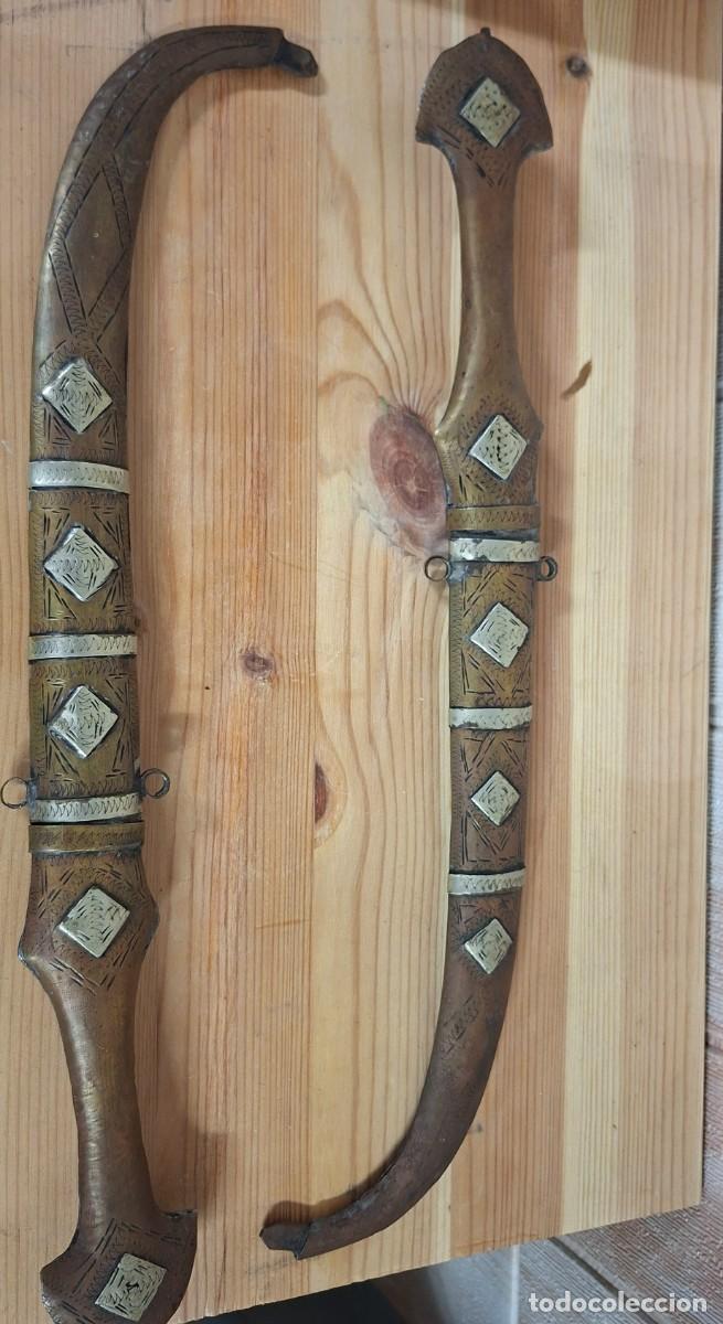 Militaria: Pareja de jambiyas de la Pen&iacute;nsula Ar&aacute;biga, primera mitad del siglo XX