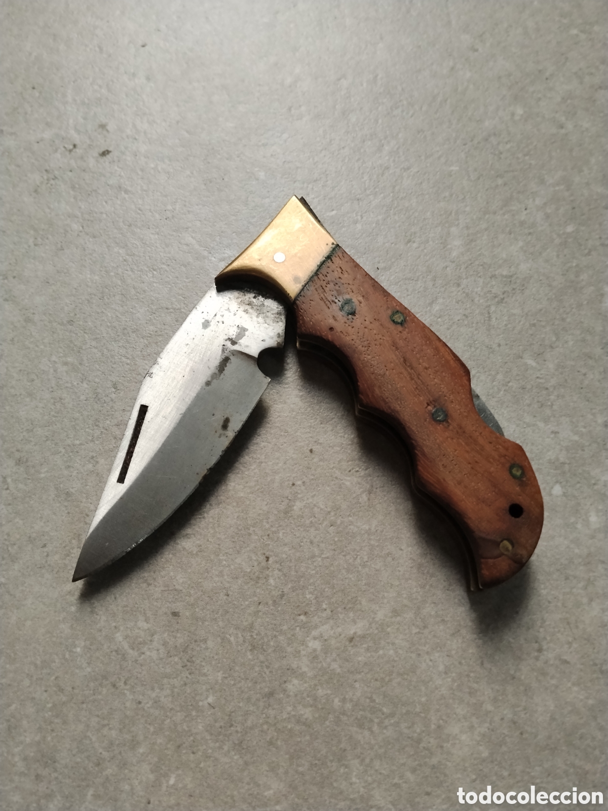 Militaria: Antigua navaja de caza. Acero carbono y lat&oacute;n