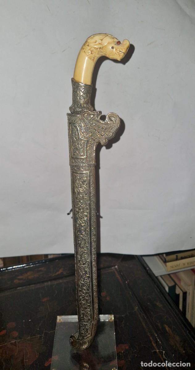 Militaria: Kris con su vaina, Isla de Sumbaya, siglos XVIII-XIX