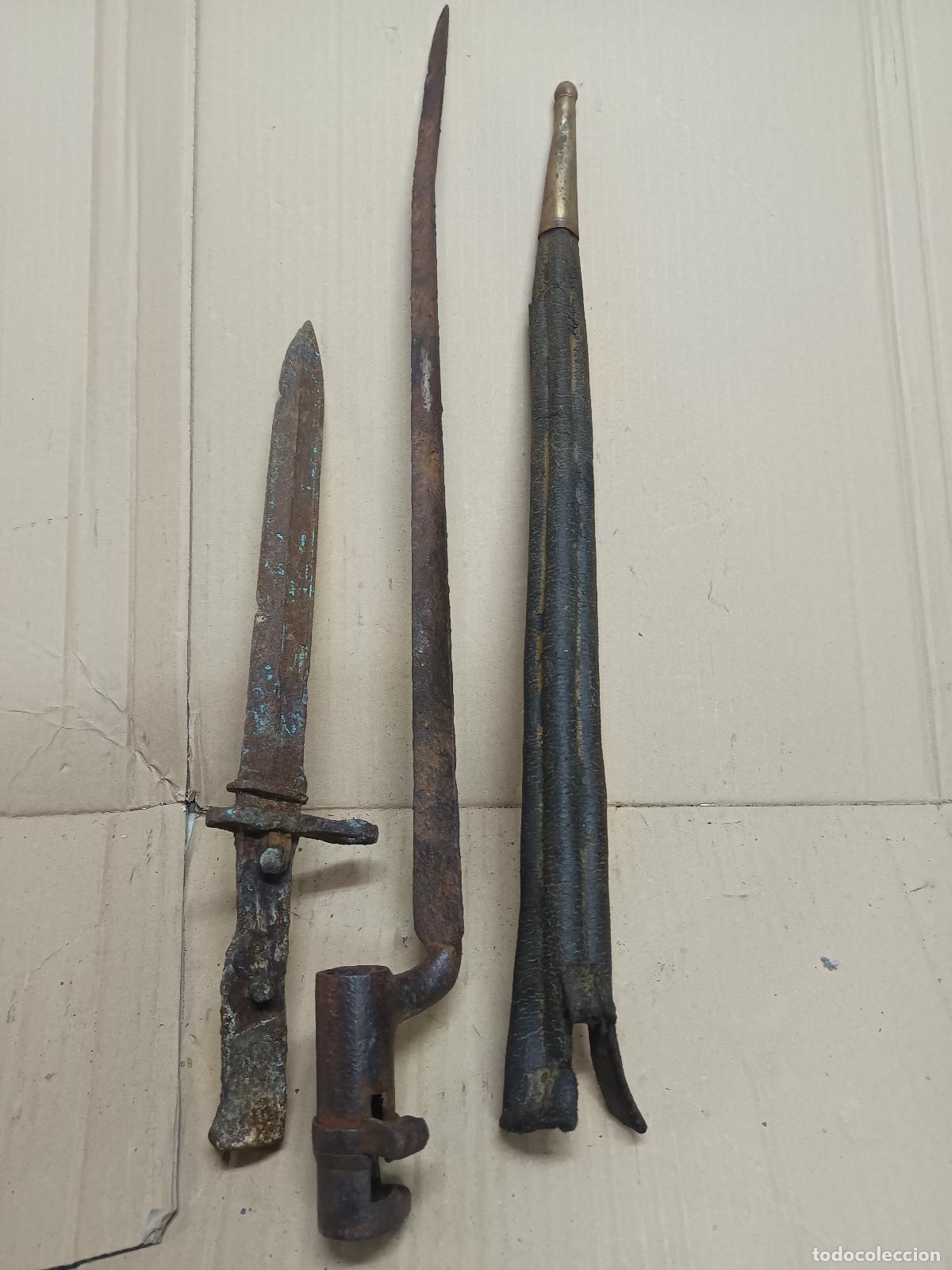 Militaria: DOS ANTIGUAS BAYONETAS A RESTAURAR, UNA NUMERADA CON FUNDA. GUERRA CIVIL??