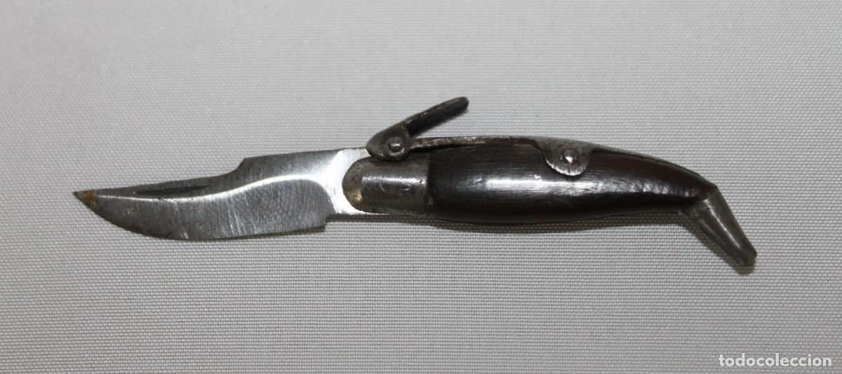 Militaria: Navaja antigua en miniatura con mango de madera.