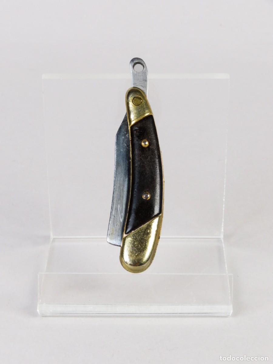 Militaria: Navaja de acero con cachas de madera y lat&oacute;n siglo XX
