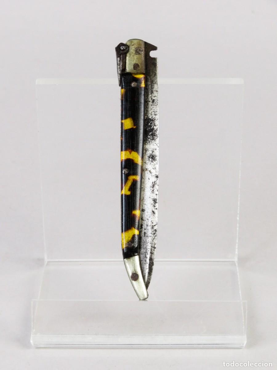 Militaria: Navaja de acero y cachas de celuloide mediados del siglo XX
