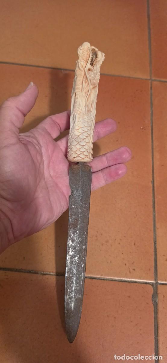 Militaria: Muy especial daga antigua empu&ntilde;adura tallada hueso o similar dragon