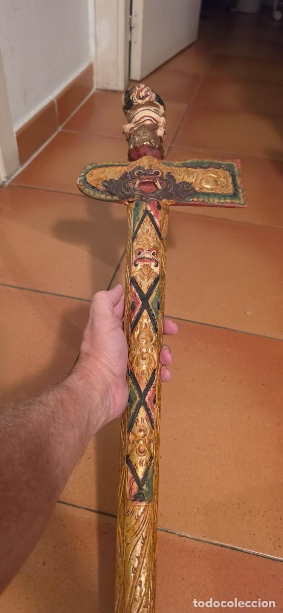 Militaria: Precioso y grande Kriss tallado y pintado antiguo