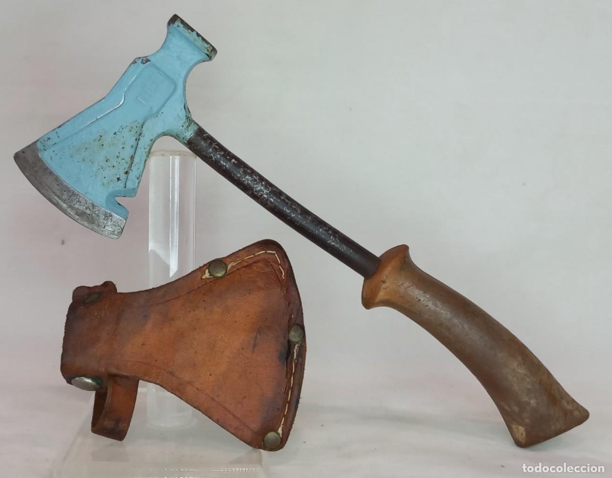 Militaria: HACHA DE MANO , CON FUNDA DE CUERO, IHER HOY AHITOR - REGLAMENTARIA Y DOTACION OFICIAL DE LA O.J.E.