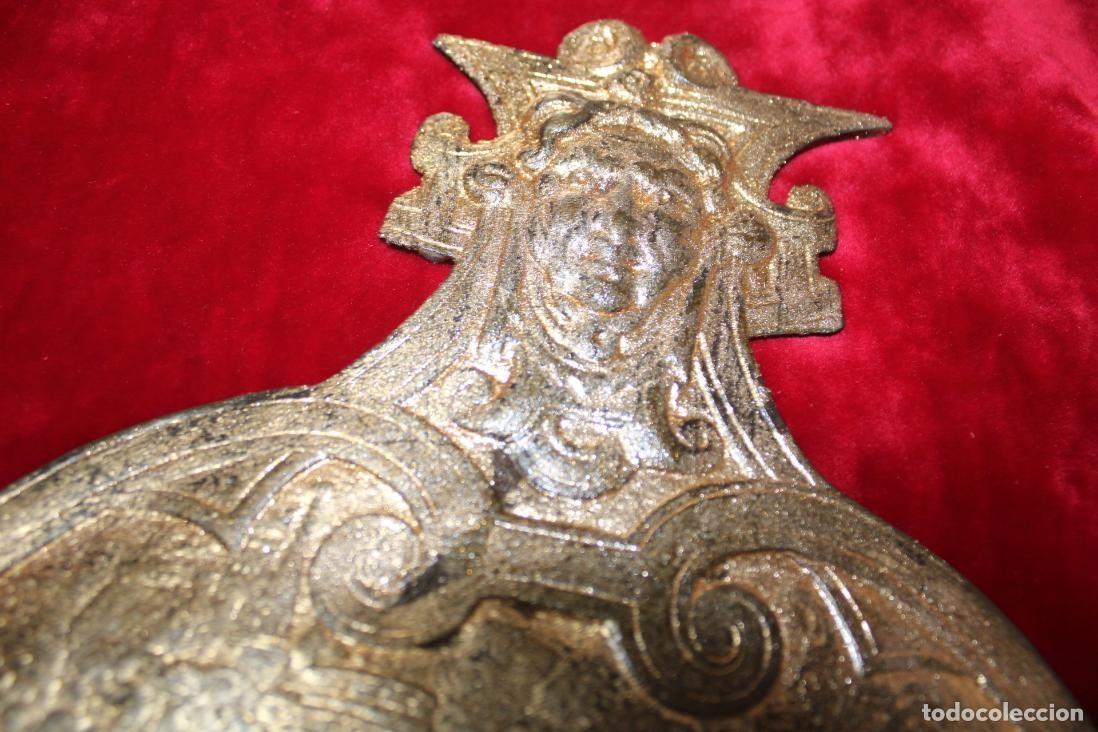 Militaria: pieza de armadura de acero dorado