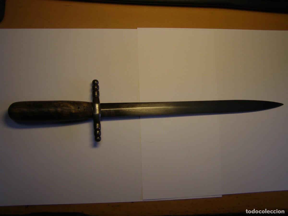 Militaria: Antiguo cuchillo artesanal, daga o pu&ntilde;al, de acero al carbono forjado.