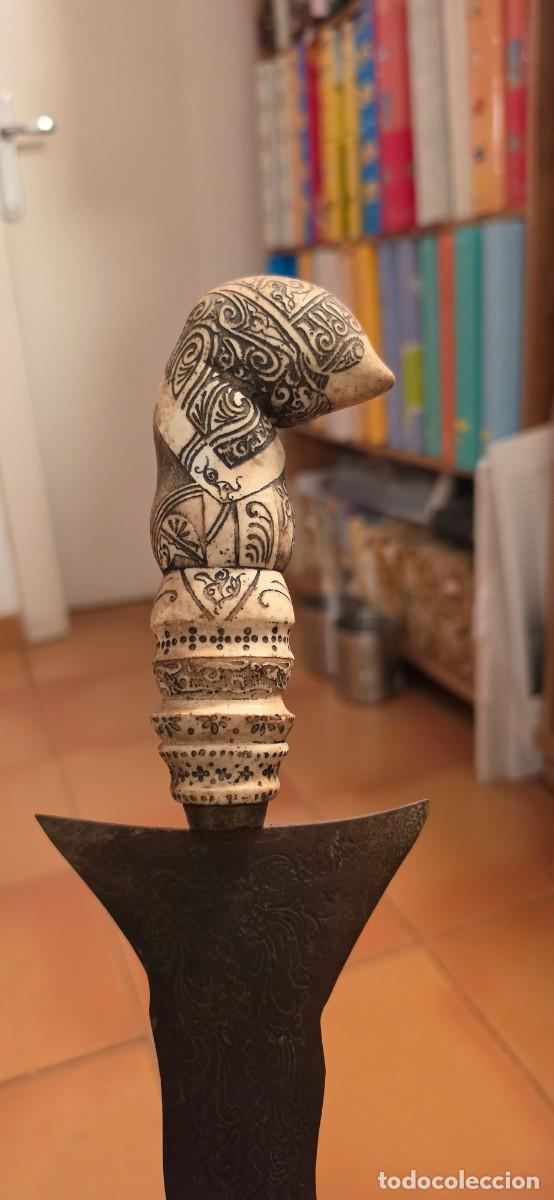 Militaria: Espectacular Kriss mando hueso tallado y hoja ondulada gran tama&ntilde;oo