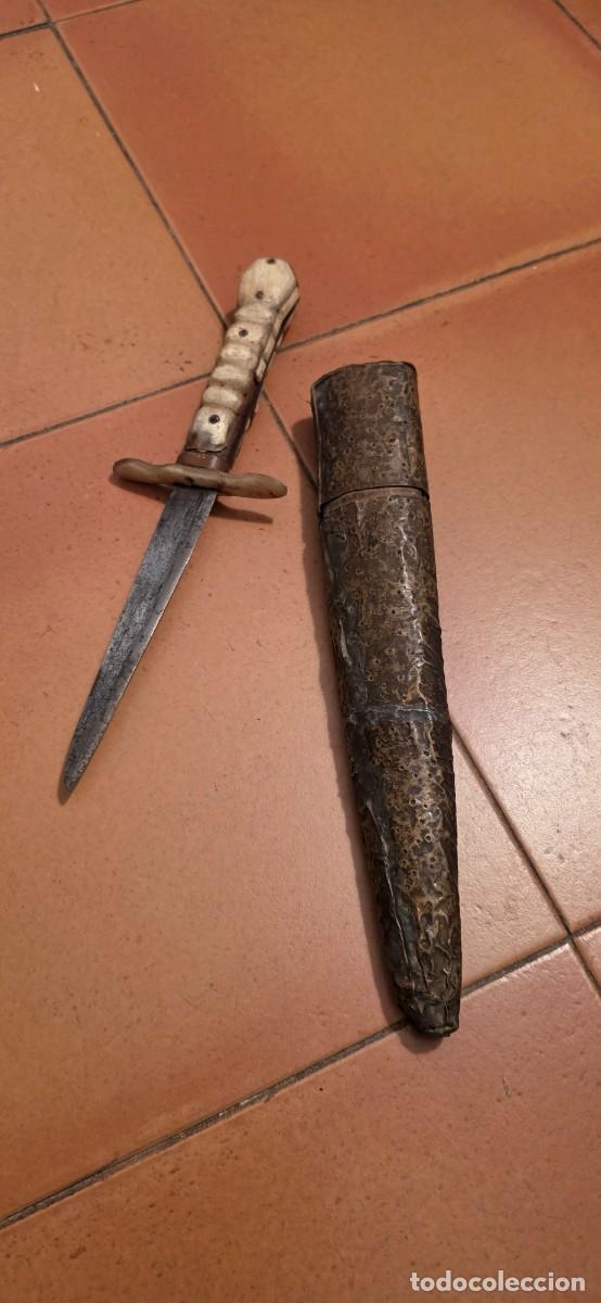 Militaria: Daga muy antigua cuerno y metal