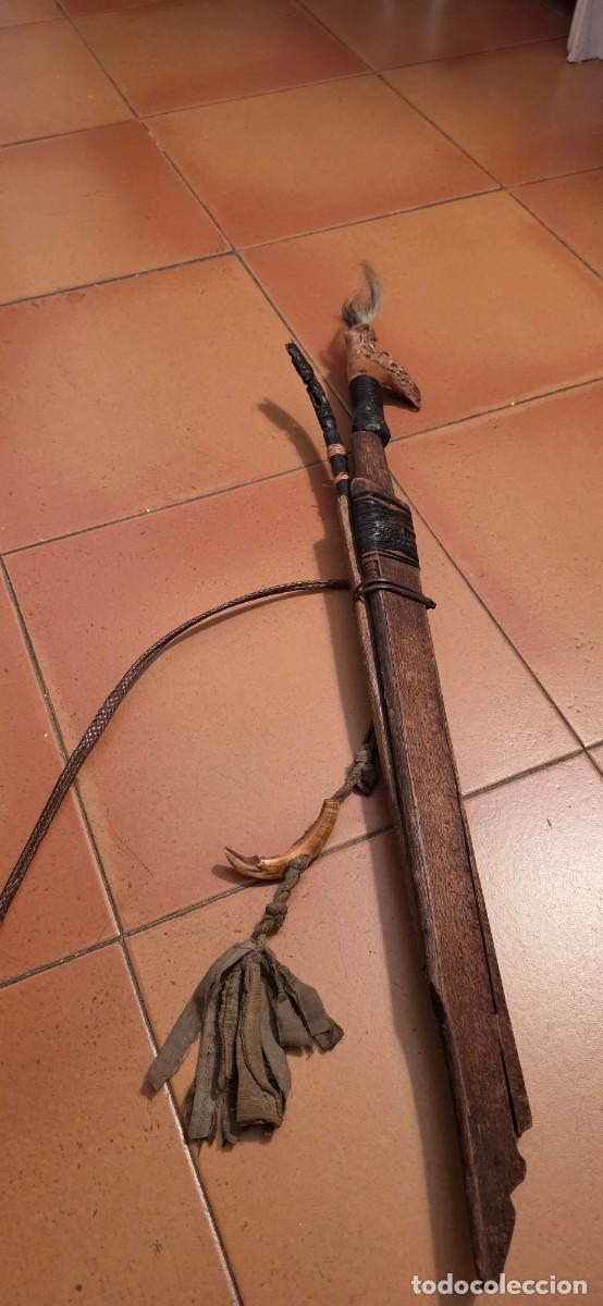 Militaria: Espectacular espada o mandau de los indios Dayak de Borneo muy antigua