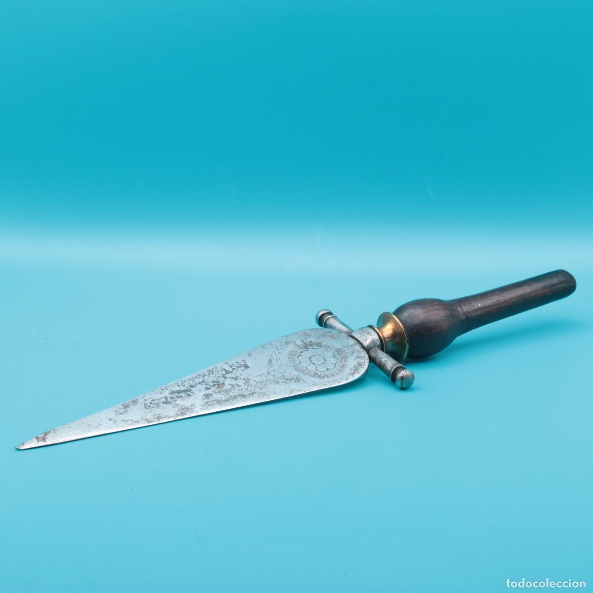 Militaria: Espont&oacute;n ceremonial o daga de representaci&oacute;n en hierro y madera, con decoraci&oacute;n grabada