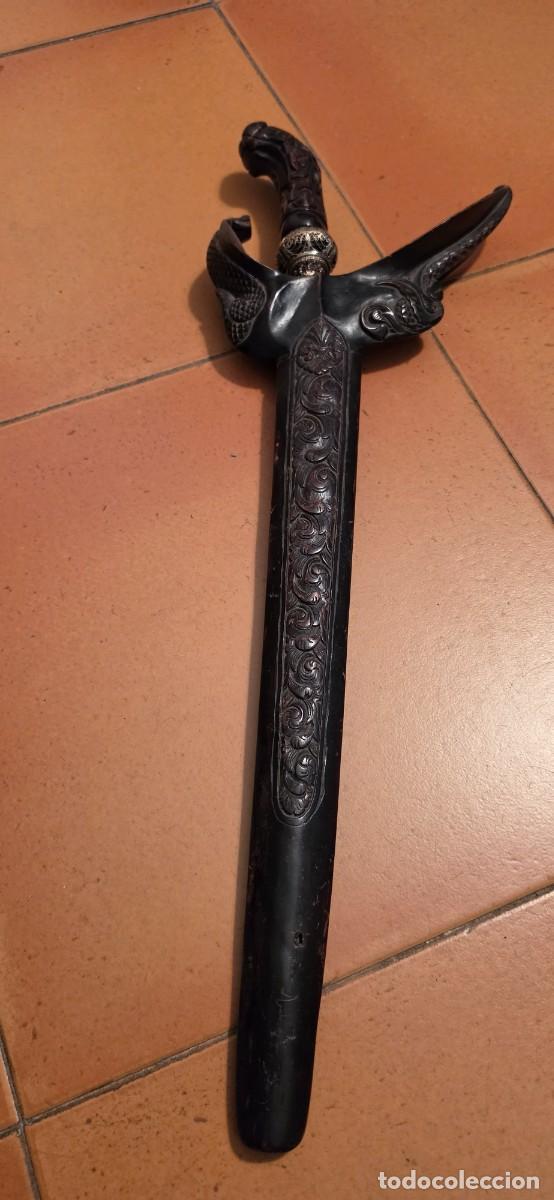 Militaria: Espectacular kriss madera plata hoja muy trabajada a dos metales