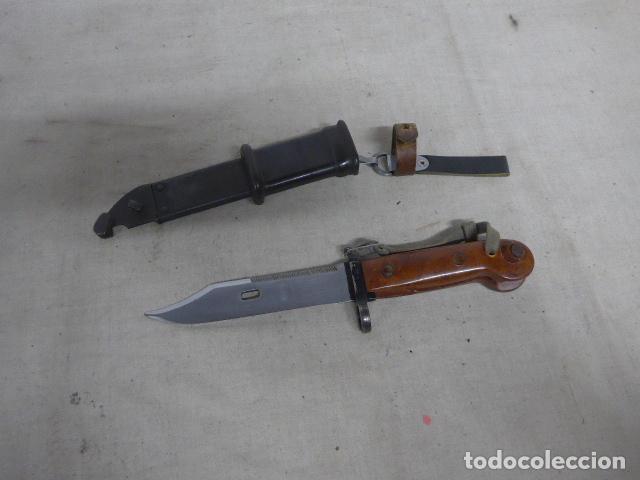 Militaria: Antiguo cuchillo de combate bayoneta de AK rusa de la URSS comunista. Original, misma numeracion
