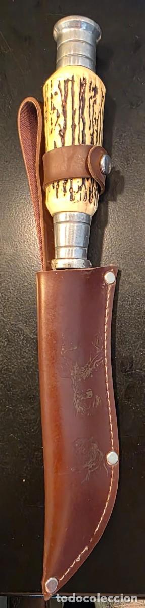 Militaria: Cuchillo de caza con mango imitaci&oacute;n asta y funda marr&oacute;n grabada &ndash; 31 cm
