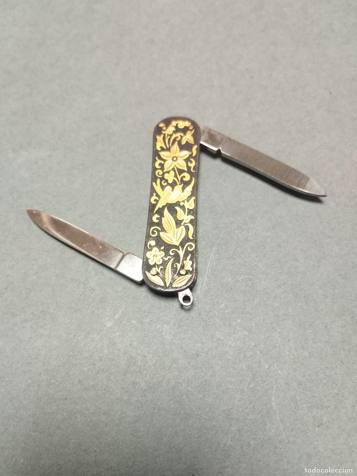 Militaria: BZB 40 PEQUE&Ntilde;A NAVAJA ORNAMENTADA INCRUSYACIONES DORADAS. EN LA HOJA TOLEDO INOX. 2 USOS