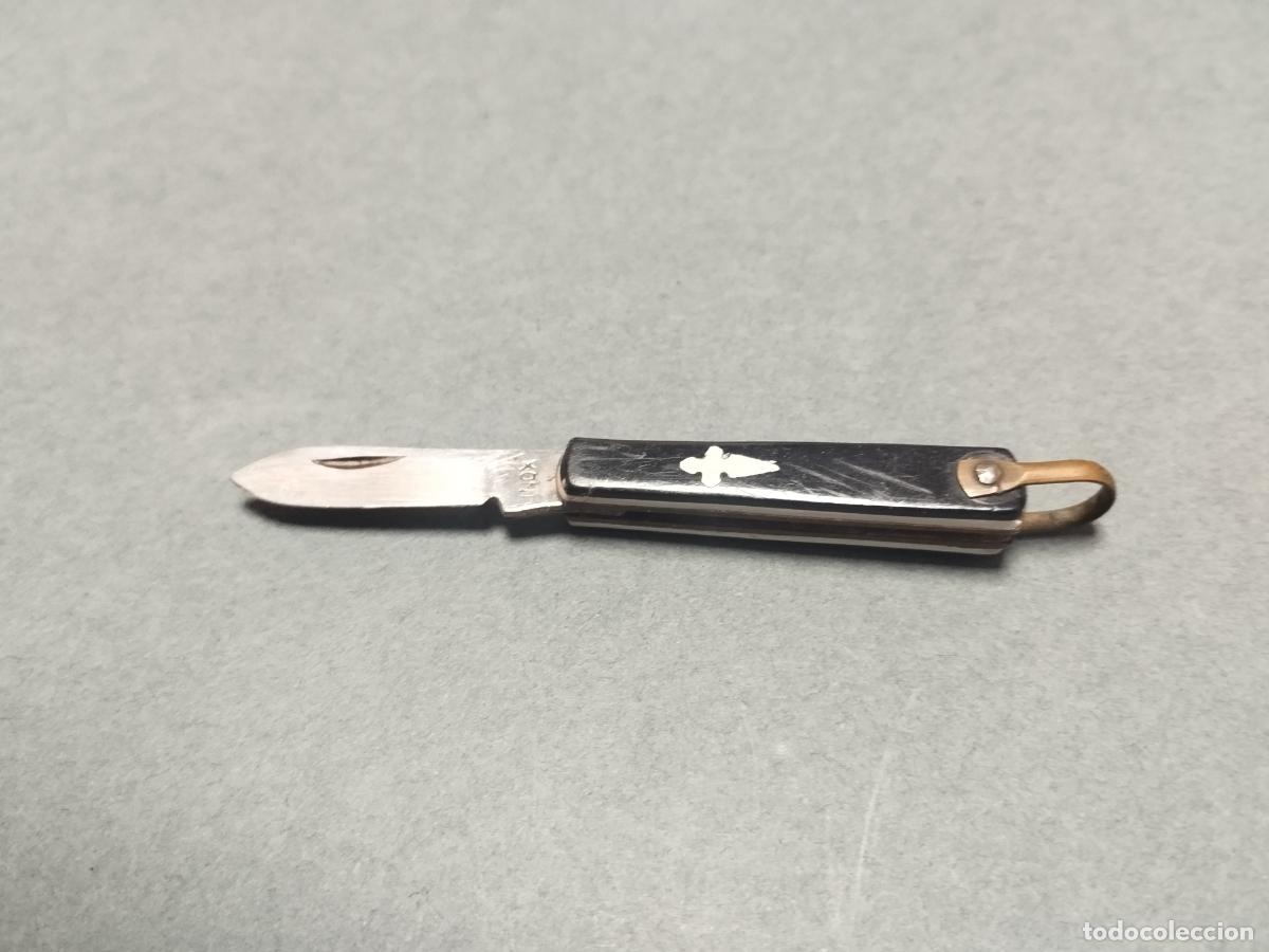 Militaria: BZB38 PEQUE&Ntilde;A NAVAJA CON CRUZ DE SANTIAGO EN UNA CACHA. MEDIDAS APROX. 7 CM ABIERTA Y 4 CM CERRADA