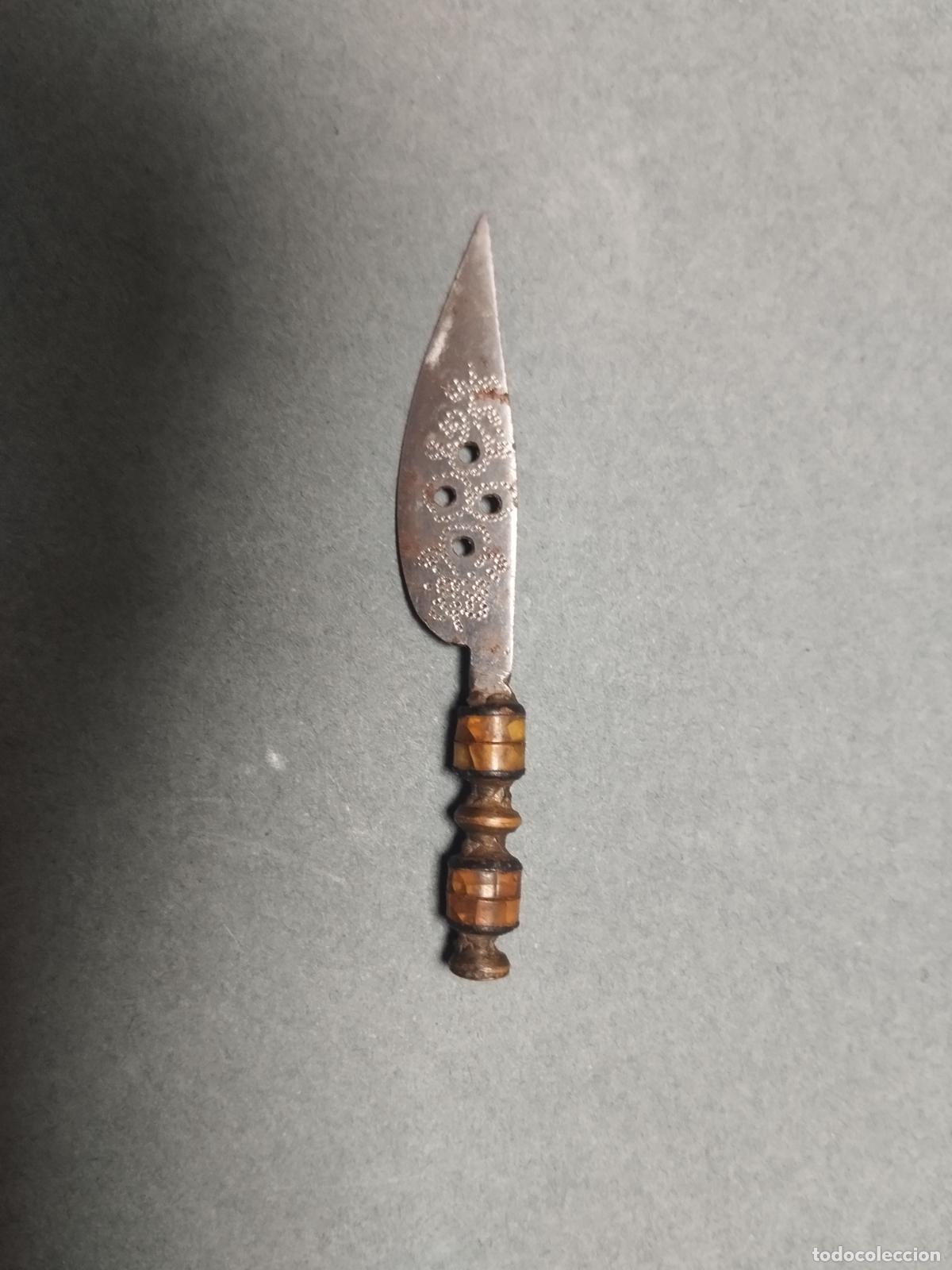 Militaria: BZB 34 PEQUE&Ntilde;O PU&Ntilde;AL. HOJA LABRADA MUY ORNAMENTALMENTE. MEDIDAS APROX. 7 CM ENTERO Y 4 CM HOJA