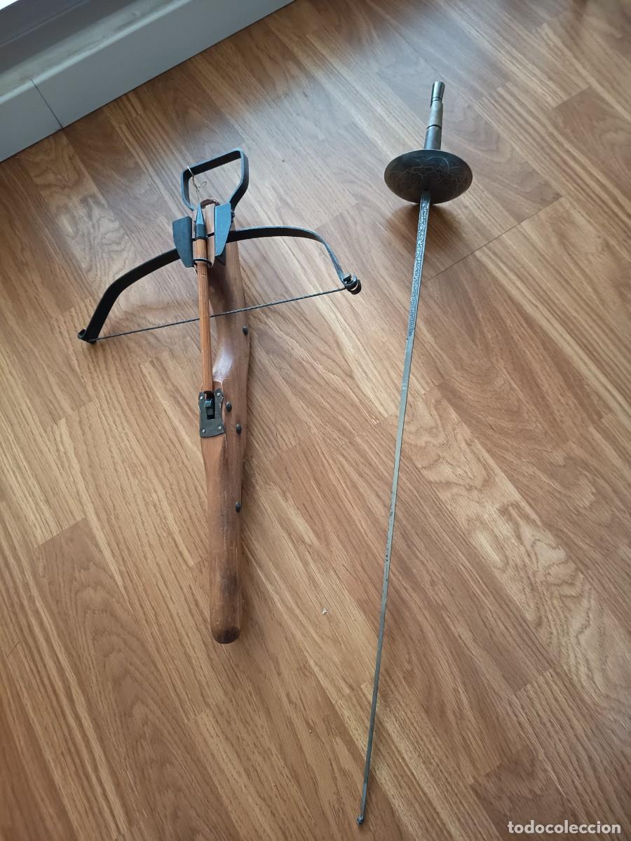 Militaria: Ballesta peque&ntilde;a y espada tipo florete de decoraci&oacute;n