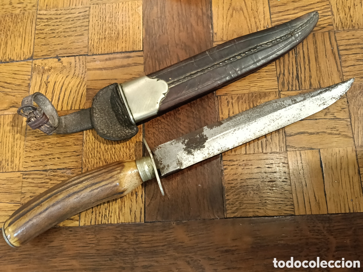 Militaria: ANTIGUO CUCHILLO DE CAZA . MANGO ASTA DE CIERVO . FUNDA DE CUERO Y METAL. 17 CM DE HOJA