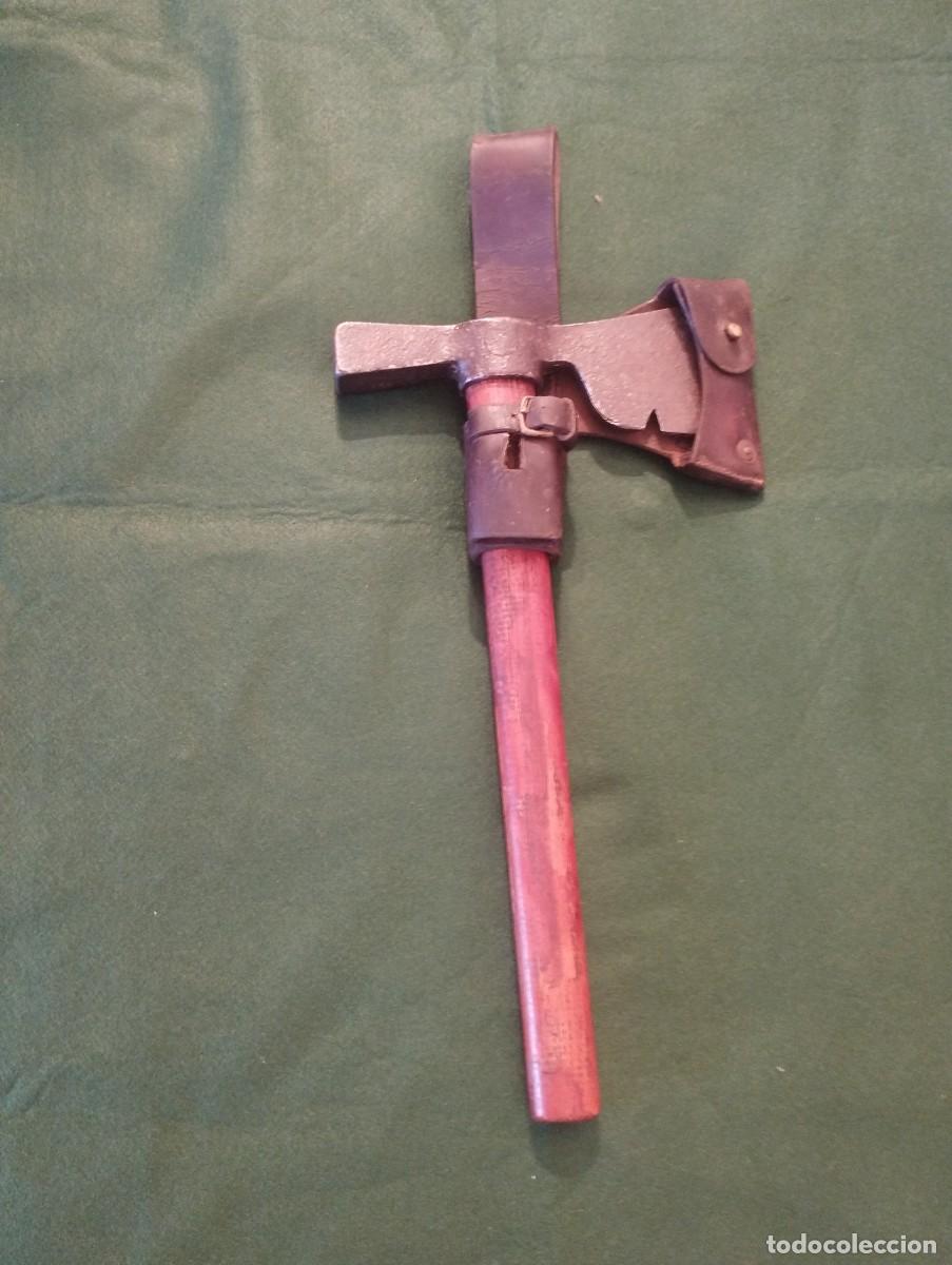 Militaria: Funda para hacha con porta bayoneta de cuero del ej&eacute;rcito portugu&eacute;s de los a&ntilde;os 14/18 hasta los a&ntilde;os