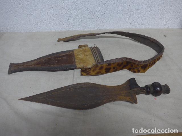 Militaria: Antiguo cuchillo africano con su funda, seguramente de los Baoule de Costa de Marfil, etnico, Africa