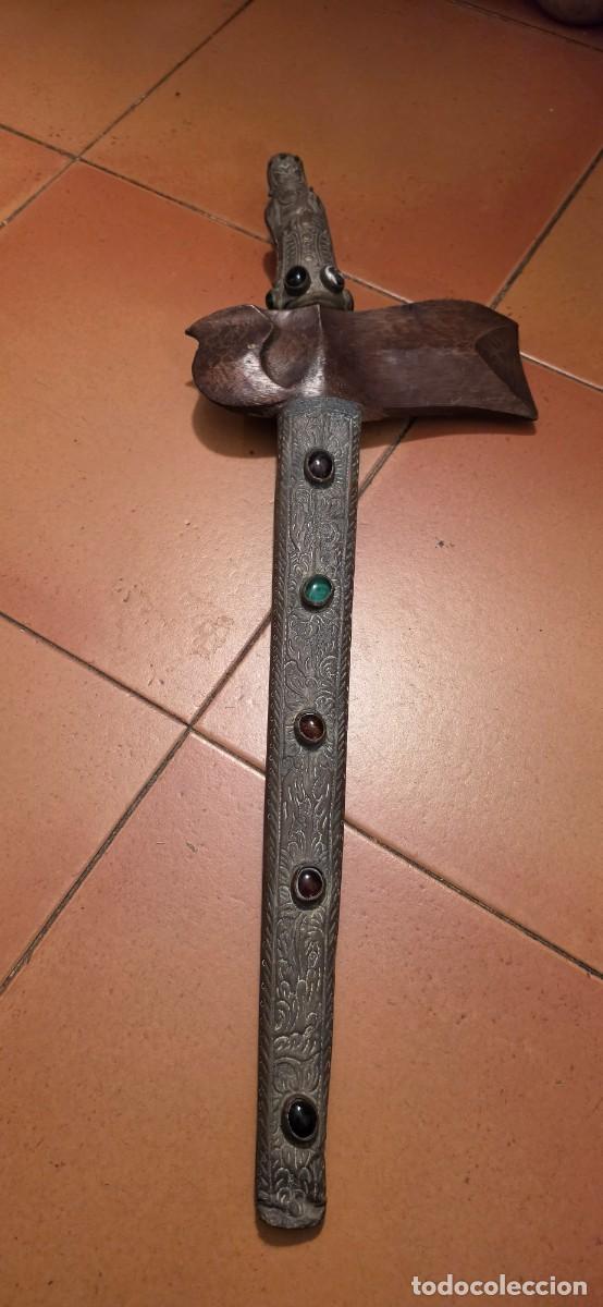 Militaria: Precioso y gran kriss muy antiguo con piedras semipreciosas
