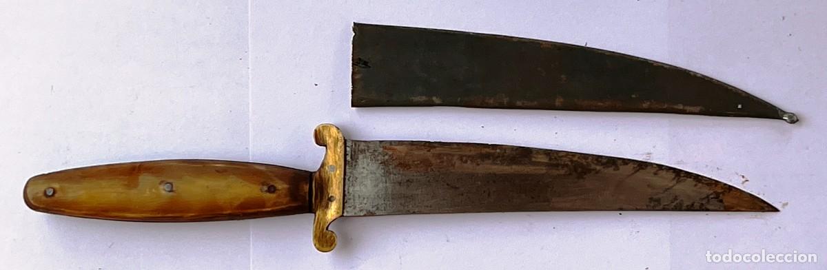 Militaria: Cuchillo antiguo fabricado en la ciudad de S&aacute;stago a lo largo del siglo XIX con su funda original me