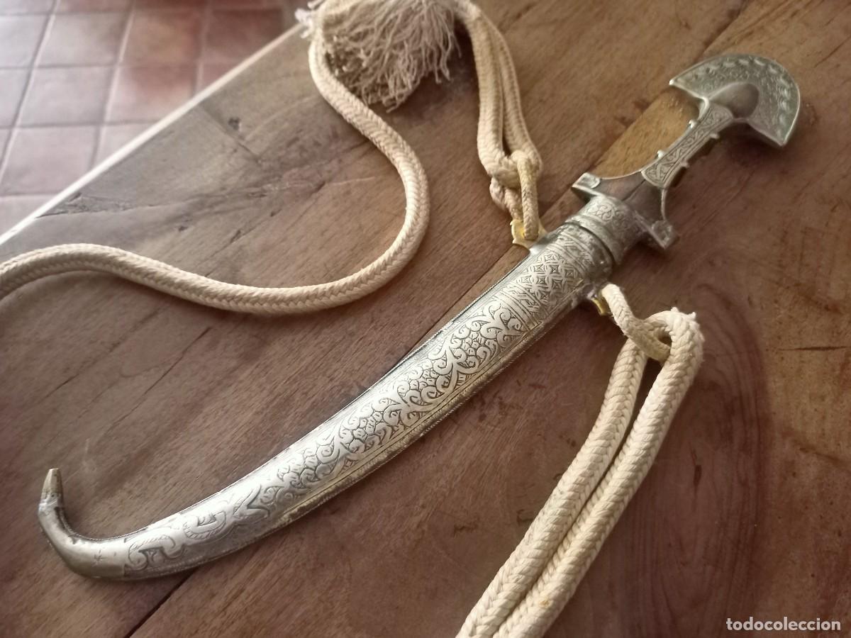 Militaria: Antigua gum&iacute;a &aacute;rabe en plata y lat&oacute;n, 44cm