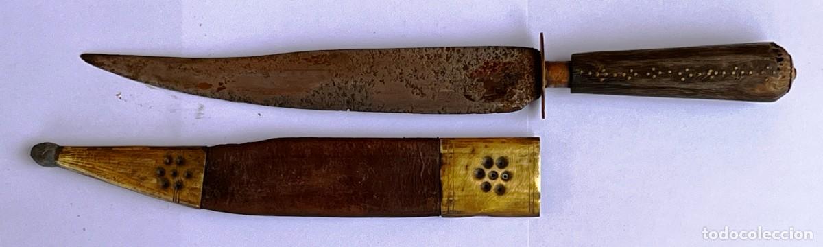Militaria: ANTIGUO CUCHILLO ESPA&Ntilde;OL, SIGLO XIX O PRINCIPIOS XX, 30 CM, MANGO CON INCRUSTACIONES, FUNDA ORIGINAL