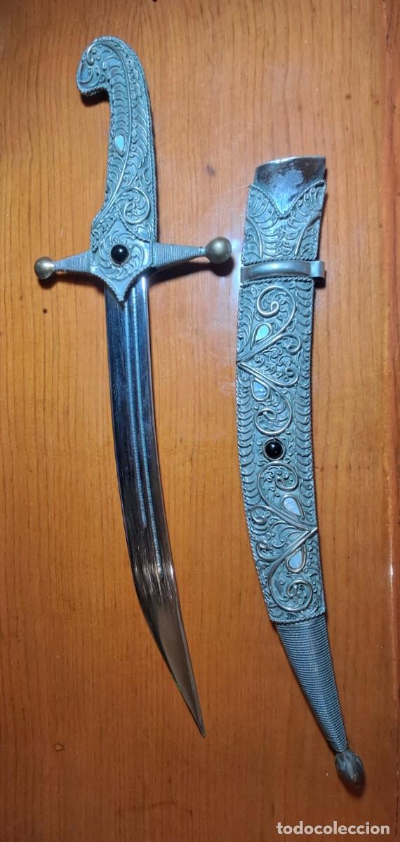 Militaria: Daga/pu&ntilde;al arabe decorativo con filigrana plateada
