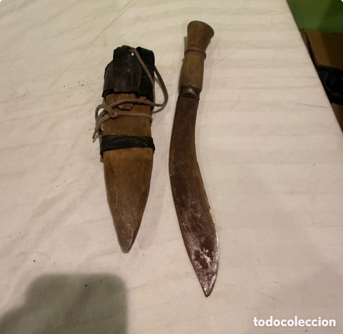 Militaria: ANTIGUO KUKRI NEPAL&Iacute; GURKHA SIGLO XIX CON FUNDA DE MADERA Y TAHAL&Iacute; DE CUERO