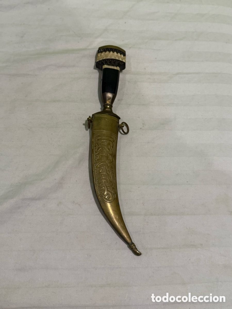 Militaria: ANTIGUA DAGA &Aacute;RABE JINJAR CON TRES ESTRELLAS Y VAINA DE LAT&Oacute;N REPUJADO &ndash; 27 CM