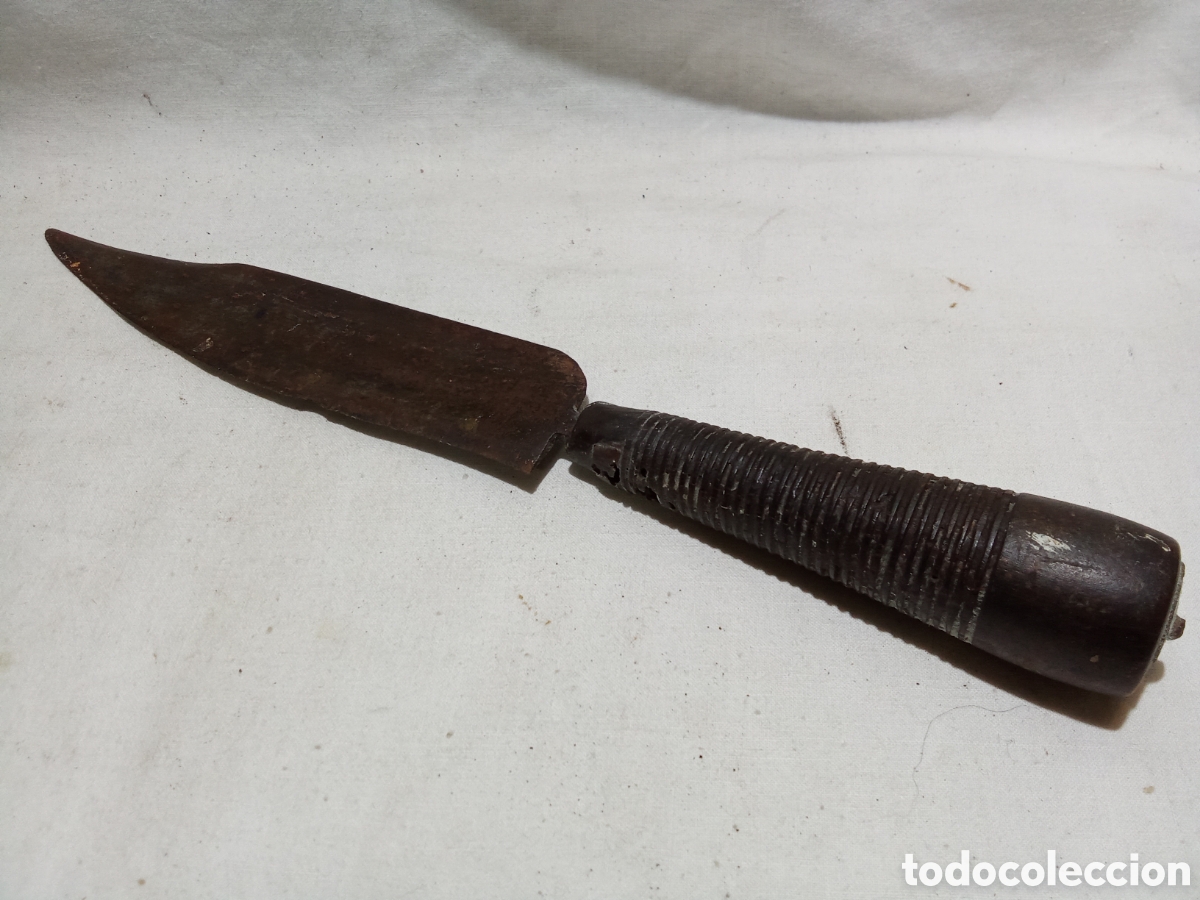 Militaria: BONITO PU&Ntilde;AL CON MANGO DE MADERA