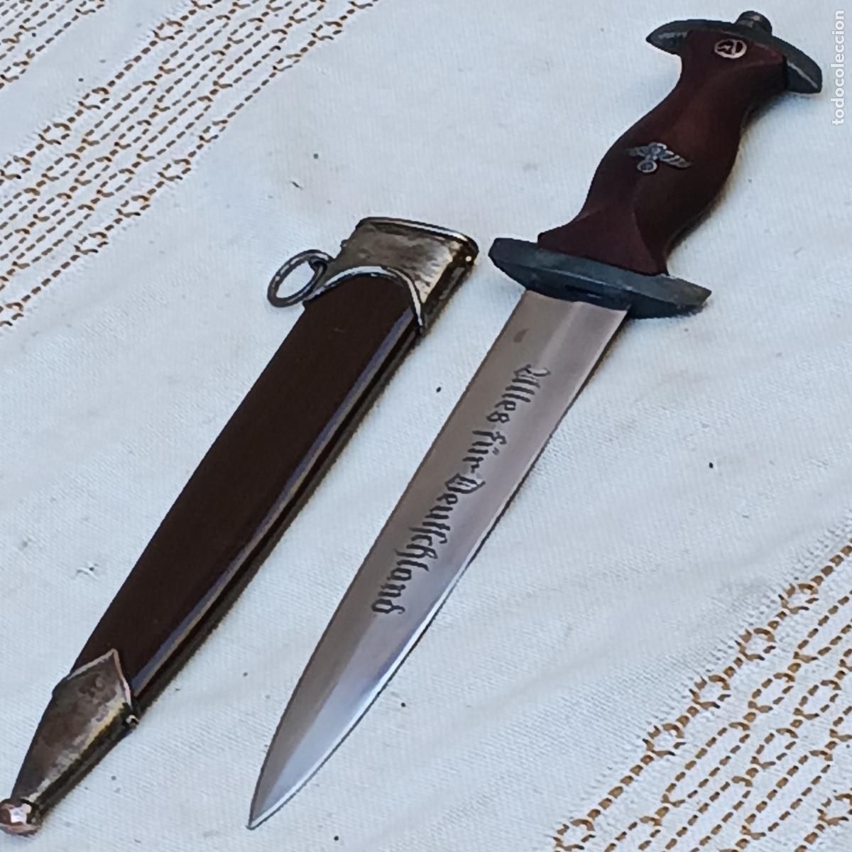 Militaria: CUCHILLO / DAGA ALEMANA NAZI CON SU VAINA.