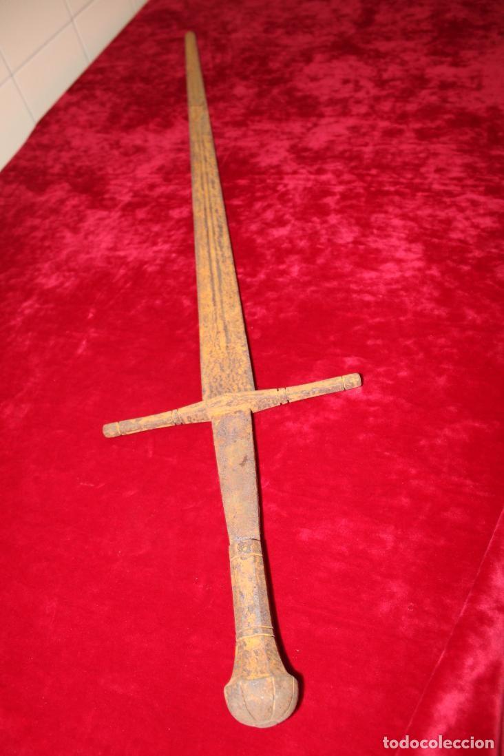 Militaria: Espada bastarda antigua de estilo medieval