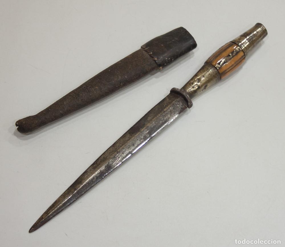 Militaria: ANTIGUO PU&Ntilde;AL O DAGA DE ALBACETE CON FUNDA. MEDIADOS DEL SIGLO XIX.
