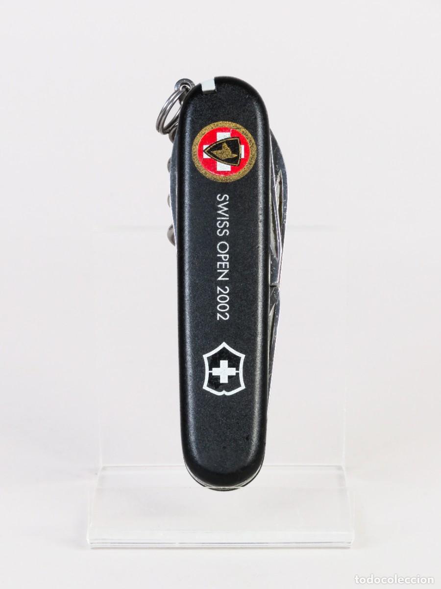 Militaria: Navaja suiza Vitorinox de acero inoxidable cinco usos conmemorativa del Swiss Open 2002