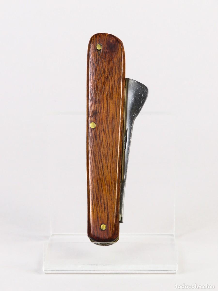 Militaria: Navaja de campo con hoja de acero de punta roma y cachas de madera siglo XX