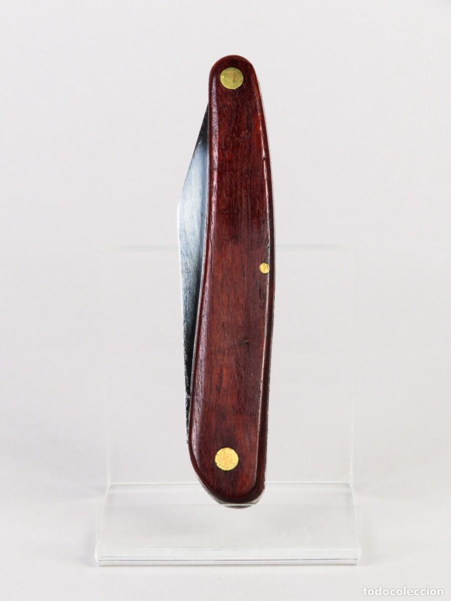 Militaria: Navaja de doble uso de acero inoxidable China con cachas de madera siglo XX