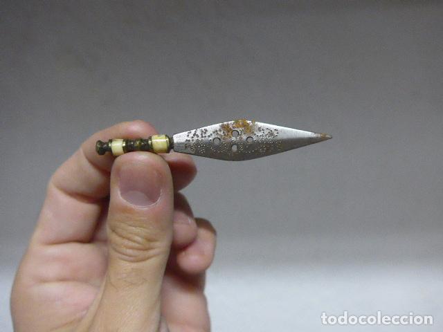 Militaria: Antiguo peque&ntilde;o cuchillo espa&ntilde;ol del siglo XIX, para dama o prostituta