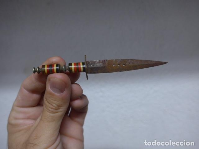 Militaria: Antiguo peque&ntilde;o cuchillo espa&ntilde;ol de principios s.XX, para dama o prostituta