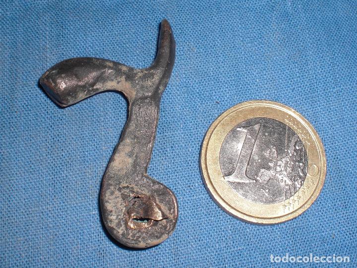 Militaria: Antiguo gatillo bronce - Foto 2