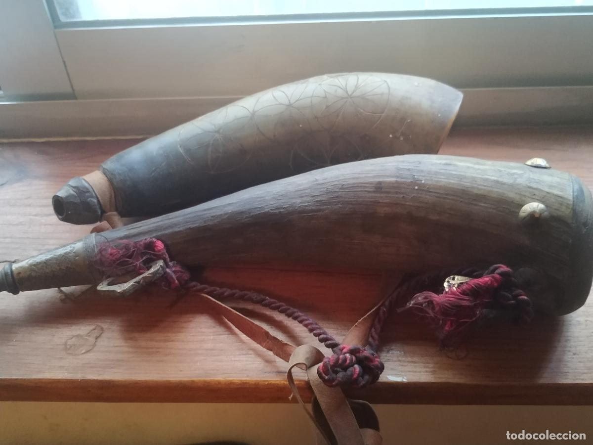 Militaria: 2 antiguas polvorera con decoraci&oacute;n para escopeta o avancarga