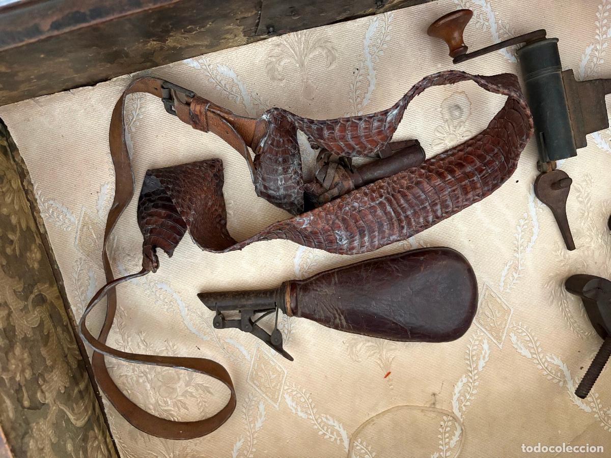 Militaria: polvoreras de colecci&oacute;n y m&aacute;quina para cargar cartuchos