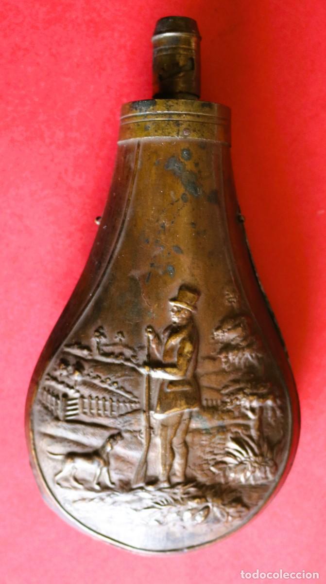Militaria: Polvorin con cazador y perro, lat&oacute;n moldado, siglo XIX