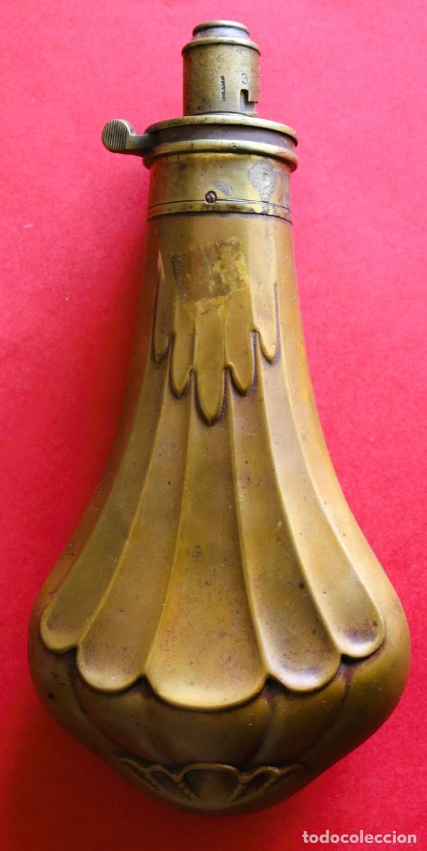 Militaria: Polvorin de lat&oacute;n fundido, JAMES BARLOW & CO. - BIRMINGHAM, siglo XIX.