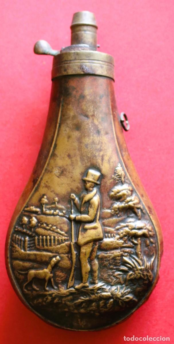 Militaria: Polvor&iacute;n con figura de cazador y perro, lat&oacute;n moldado, siglo XIX