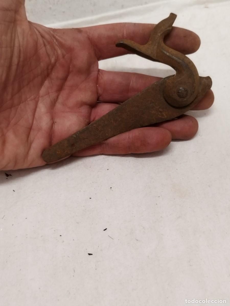 Militaria: Antigua llave de arma avancarga, militar o caza.